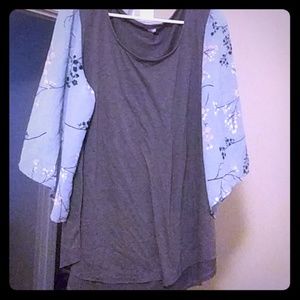 Shirt with flowy sleeves